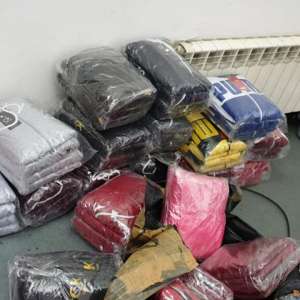 Textile şi parfumuri susceptibile a fi contrafăcute, descoperite de polițiștii de frontieră giurgiuveni