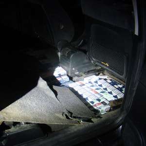 Ţigări ascunse în podeaua autoturismului depistate în P.T.F. Siret