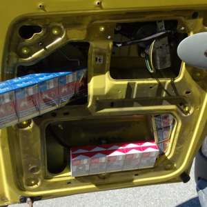 Ţigări ascunse într-un microbuz, descoperite la P.T.F. Calafat