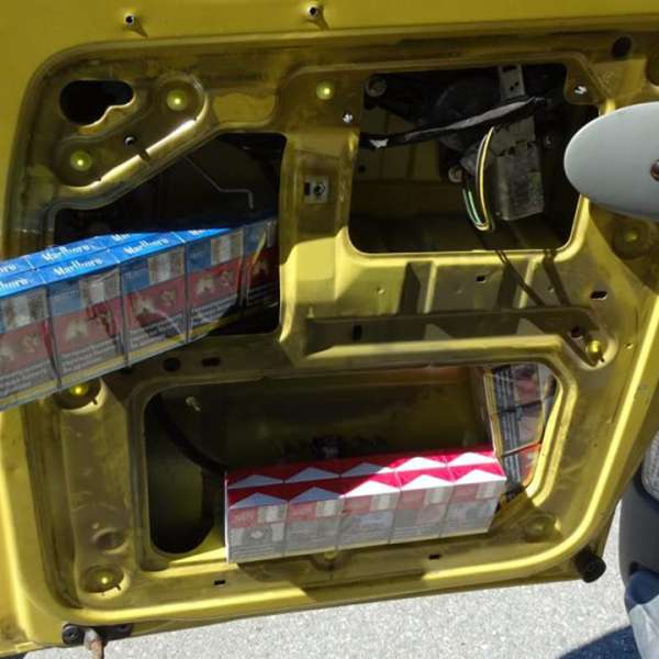 Ţigări ascunse într-un microbuz, descoperite la P.T.F. Calafat