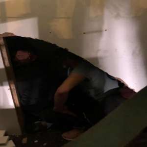 Doisprezece cetățeni străini ascunși într-o autoutilitară, depistaţi de poliţiştii de frontieră la P.T.F. Nădlac II