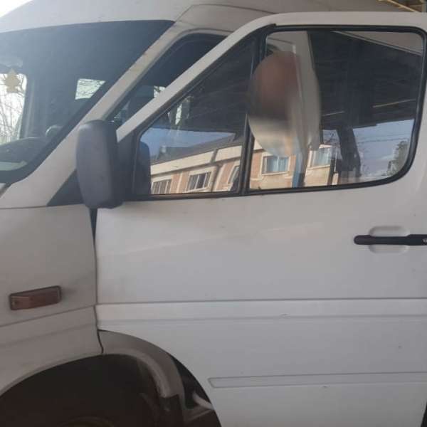 La volan, fără drept