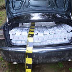 Zeci de colete cu ţigări de contrabandă depistate la graniţa cu Ucraina