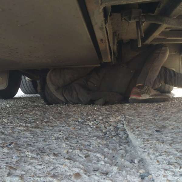 Doi cetățeni străini, ascunși sub un autocar, depistați în P.T.F. Oancea