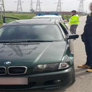 Autoturism cu număr fals de înmatriculare, descoperit în trafic