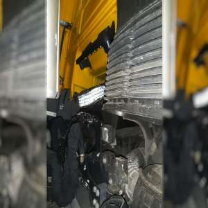 Ţigări de contrabandă ascunse în lada de scule şi la motorul unui camion