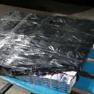 Ţigări de contrabandă ascunse în lada de scule şi la motorul unui camion