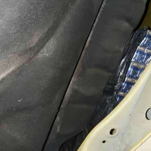 Ţigări de contrabandă ascunse în lada de scule şi la motorul unui camion