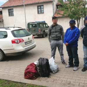 Trei cetățeni din Nepal, depistați în timp ce încercau să treacă fraudulos frontiera