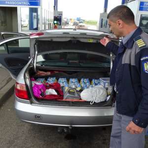 Cetăţean sirian ascuns în portbagajul unui autoturism, depistat la P.T.F. Calafat