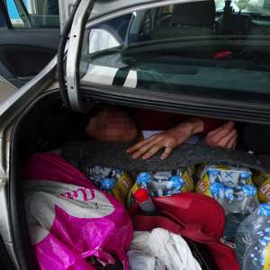 Cetăţean sirian ascuns în portbagajul unui autoturism, depistat la P.T.F. Calafat