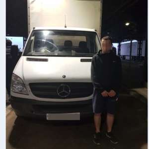 Şaptesprezece cetățeni străini ascunși într-o autoutilitară, depistaţi de poliţiştii de frontieră în P.T.F. Borș