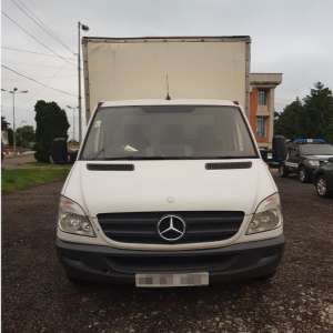 Şaptesprezece cetățeni străini ascunși într-o autoutilitară, depistaţi de poliţiştii de frontieră în P.T.F. Borș