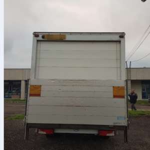 Şaptesprezece cetățeni străini ascunși într-o autoutilitară, depistaţi de poliţiştii de frontieră în P.T.F. Borș