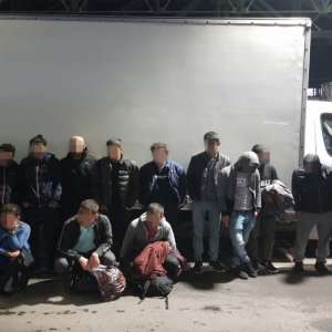 Şaptesprezece cetățeni străini ascunși într-o autoutilitară, depistaţi de poliţiştii de frontieră în P.T.F. Borș