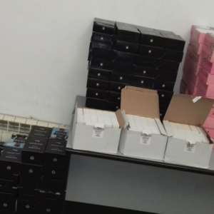 Textile, parfumuri şi încălțăminte susceptibile a fi contrafăcute, descoperite de polițiștii de frontieră giurgiuveni