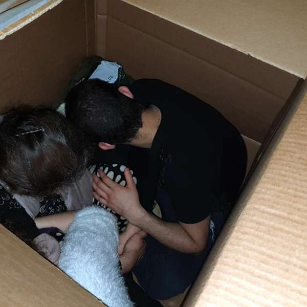 Paisprezece cetățeni străini, ascunși în cutii de carton, într-o autoutilitară, depistaţi la P.T.F. Nădlac II