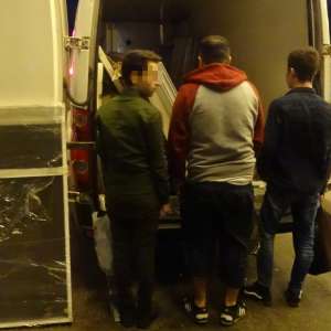 Trei cetăţeni din Irak şi Siria, depistaţi la P.T.F. Calafat, ascunși printre profile PVC