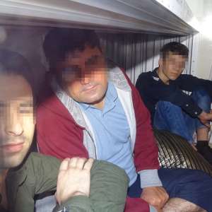 Trei cetăţeni din Irak şi Siria, depistaţi la P.T.F. Calafat, ascunși printre profile PVC