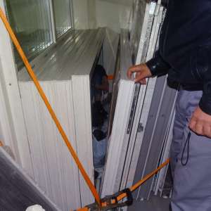 Trei cetăţeni din Irak şi Siria, depistaţi la P.T.F. Calafat, ascunși printre profile PVC