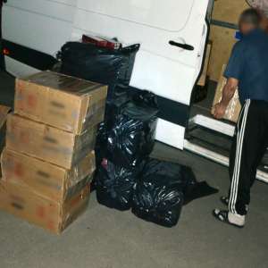 Peste 13.000 de pachete cu țigări de contrabandă, descoperite de polițiștii de frontieră