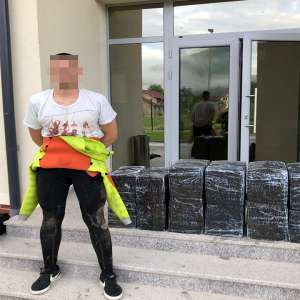 Peste 10.000 pachete cu țigări, confiscate la frontiera de nord