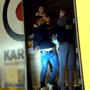 Nouă cetăţeni străini, descoperiți ascunşi într-un automarfar la P.T.F. Nădlac II