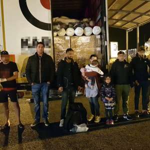 Nouă cetăţeni străini, descoperiți ascunşi într-un automarfar la P.T.F. Nădlac II