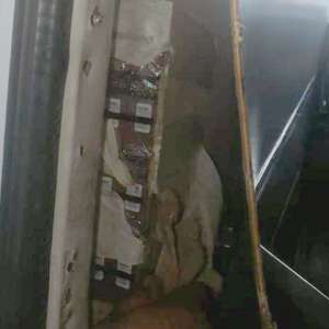 Ţigări ascunse în plafonul și pereții interiori ai unui microbuz, descoperite la P.T.F. Giurgiu