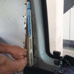 Ţigări ascunse în plafonul și pereții interiori ai unui microbuz, descoperite la P.T.F. Giurgiu