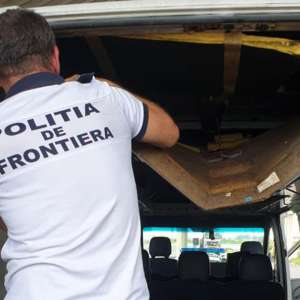 Ţigări ascunse în plafonul și pereții interiori ai unui microbuz, descoperite la P.T.F. Giurgiu