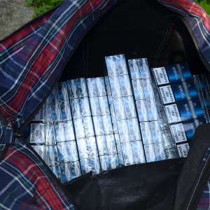 Doi cetățeni români cercetați pentru contrabandă și aproximativ 3.000 pachete cu țigări confiscate