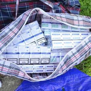 Doi cetățeni români cercetați pentru contrabandă și aproximativ 3.000 pachete cu țigări confiscate