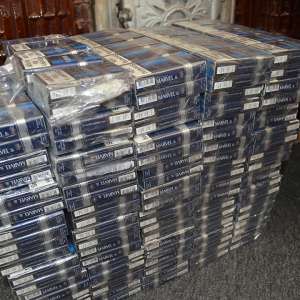 Doi cetățeni români cercetați pentru contrabandă și aproximativ 3.000 pachete cu țigări confiscate