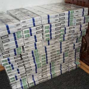 Doi cetățeni români cercetați pentru contrabandă și aproximativ 3.000 pachete cu țigări confiscate