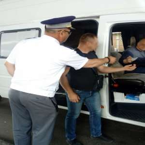 Conducători de vehicule fără permise de conducere corespunzătoare, depistaţi la controlul de frontieră