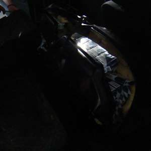 Țigări ascunse în cutii de prăjituri şi în bancheta unor autoturisme, descoperite în P.T.F. Siret