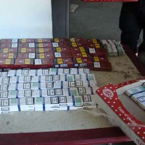 Țigări ascunse în cutii de prăjituri şi în bancheta unor autoturisme, descoperite în P.T.F. Siret
