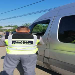 Autoturism cu documente false, depistat în trafic