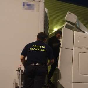 Cetăţean turc, ascuns deasupra cabinei unui autocamion, depistat la PTF Calafat