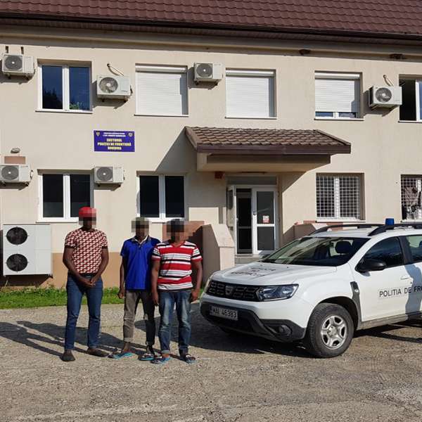 Trei cetățeni din Gambia, opriți la frontiera de nord a țării