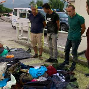 Nouă cetăţeni turci și două călăuze, opriţi la frontiera de sud-vest