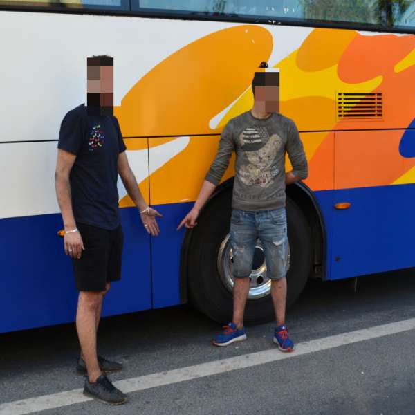 Trei cetățeni străini, care intenţionau să ajungă în state din vestul Europei, depistați ascunși sub un autocar
