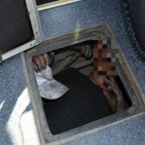 Trei cetățeni străini, care intenţionau să ajungă în state din vestul Europei, depistați ascunși sub un autocar