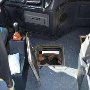 Trei cetățeni străini, care intenţionau să ajungă în state din vestul Europei, depistați ascunși sub un autocar