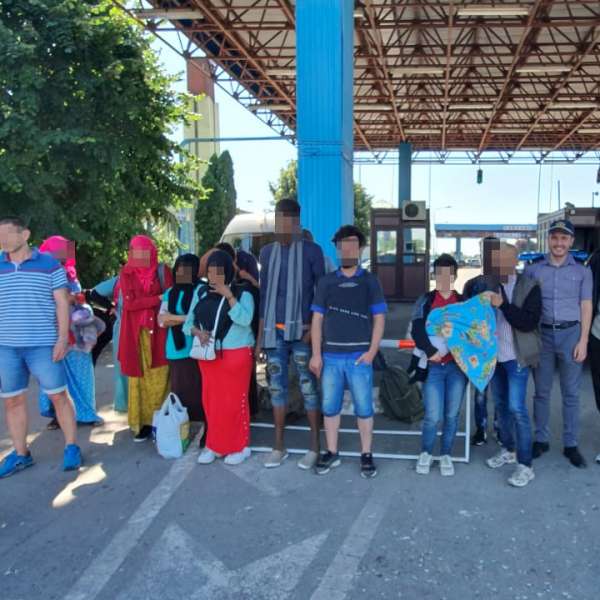 Optsprezece persoane de origine afroasiatică și o călăuză sârbă, depistați la graniţa cu Ungaria