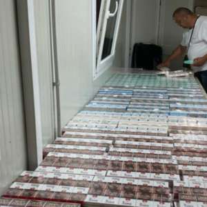 Peste 1900 pachete de ţigări, depistate ascunse într-un autocar la P.T.F. Nădlac II