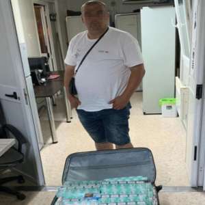 Peste 1900 pachete de ţigări, depistate ascunse într-un autocar la P.T.F. Nădlac II