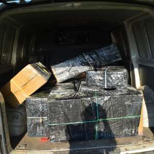 Doi ucraineni depistaţi cu peste 12.000 de pachete cu ţigări de contrabandă