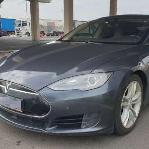 Două autoturisme marca TESLA şi unul marca Land Rover, în valoare totală de 178.000 euro, indisponibilizate la sediul I.P.T.F. Giurgiu